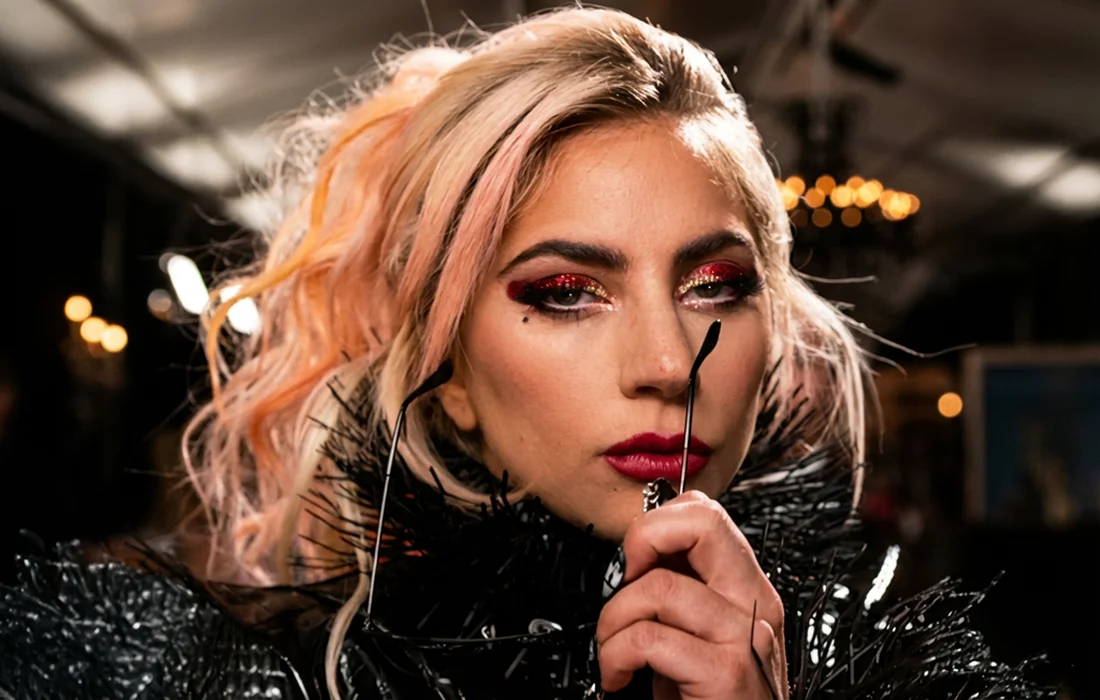 Lady Gaga mit dramatischem Augenmakeup und schwarzem Federkragen