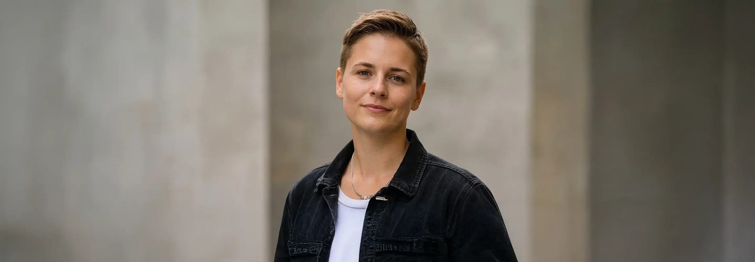 Porträt einer Person vor einem unscharfen neutralen Hintergrund