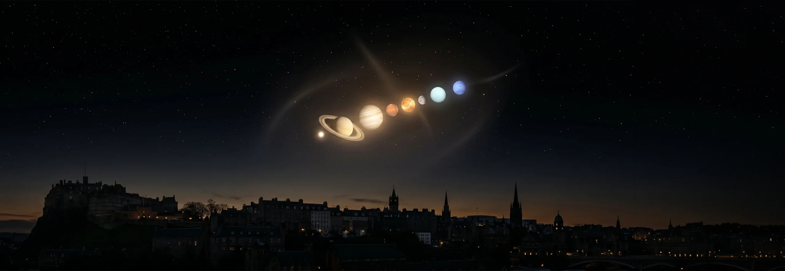 Sieben Planeten über der Silhouette einer Stadt bei Nacht