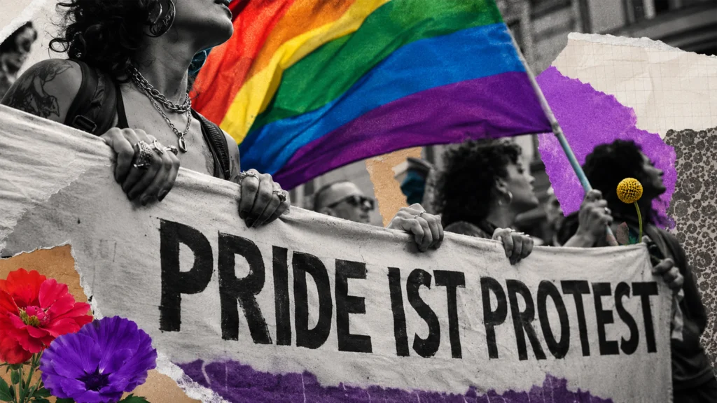 Teilnehmende der Wiener Regenbogenparade halten Transparente und Regenbogenfahnen in die Höhe
