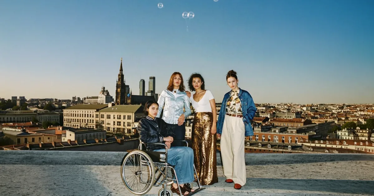 Das Barbault Basket 2026 erscheint als goldene Planetengeometrie über der abendlichen Wiener Skyline.