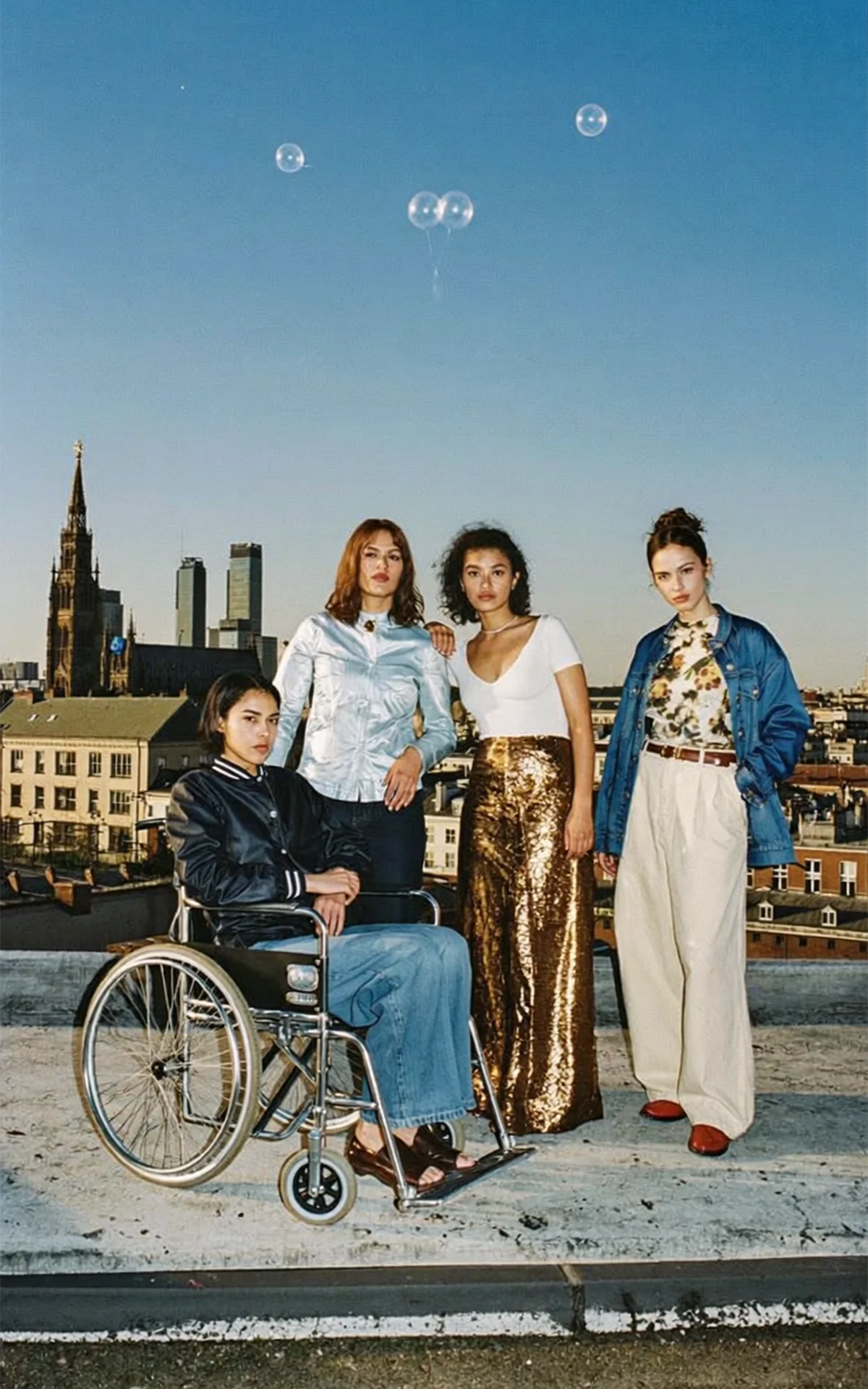 Diverse Menschen beobachten über Wien die goldene Planetenkonstellation des Barbault Basket 2026.