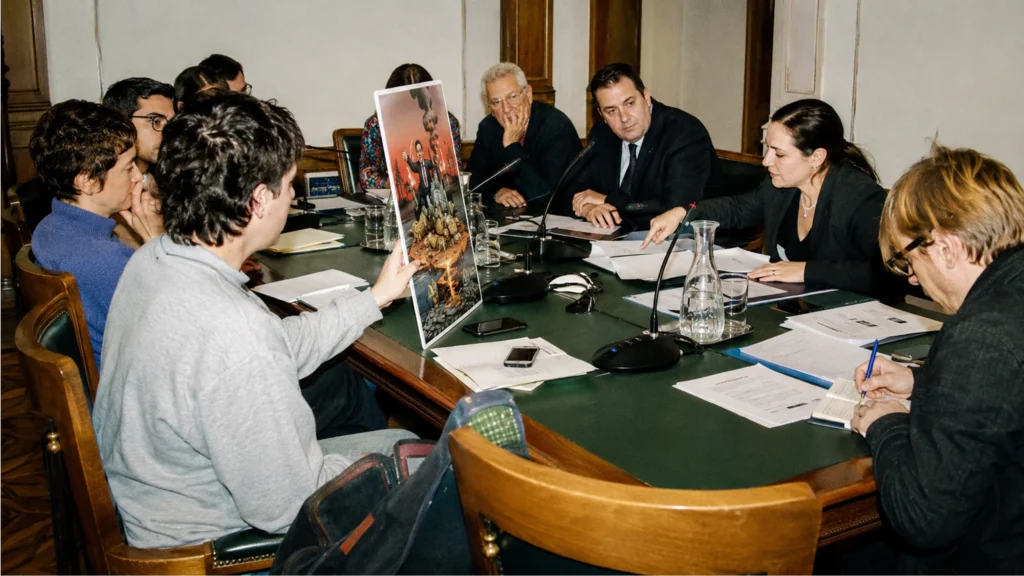 Junge Aktivisten besprechen ihre digitale Kampagne mit Journalisten, Juristen und Behördenvertretern in Wien.