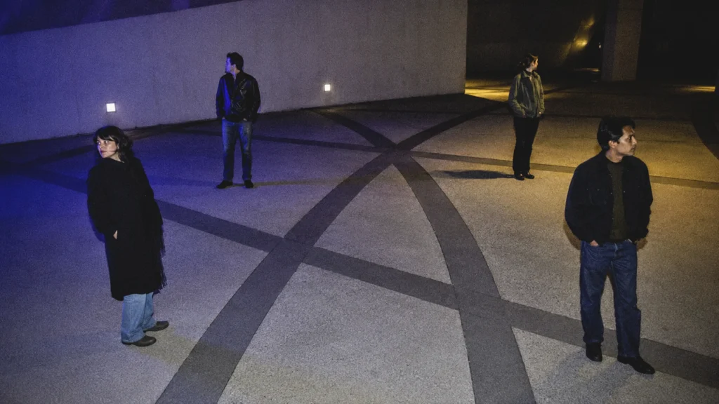 Vier Menschen stehen an unterschiedlichen Punkten eines geometrischen Platzes in Wien.