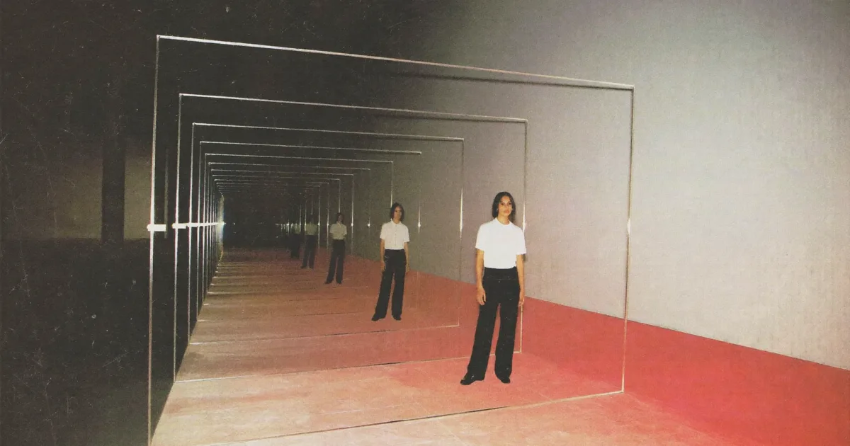 Eine Person sucht in einer Wiener Installation aus versetzten transparenten Rahmen nach der perfekten Perspektive.