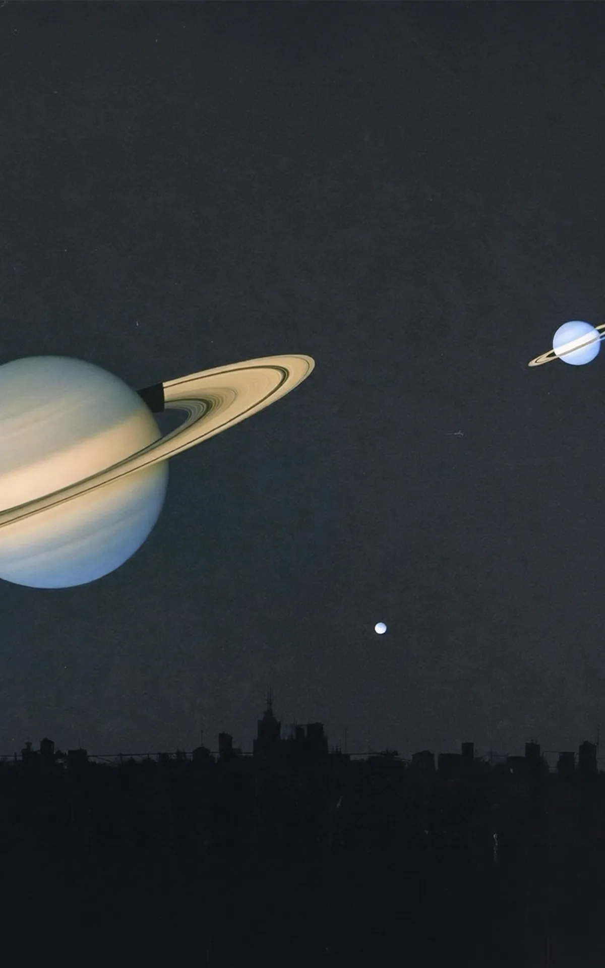 Drei Planeten in einem dunklen Sternenhimmel, Saturn und Neptun rückläufig, Merkur direkt, Astro-Grafik für Juli 2026.