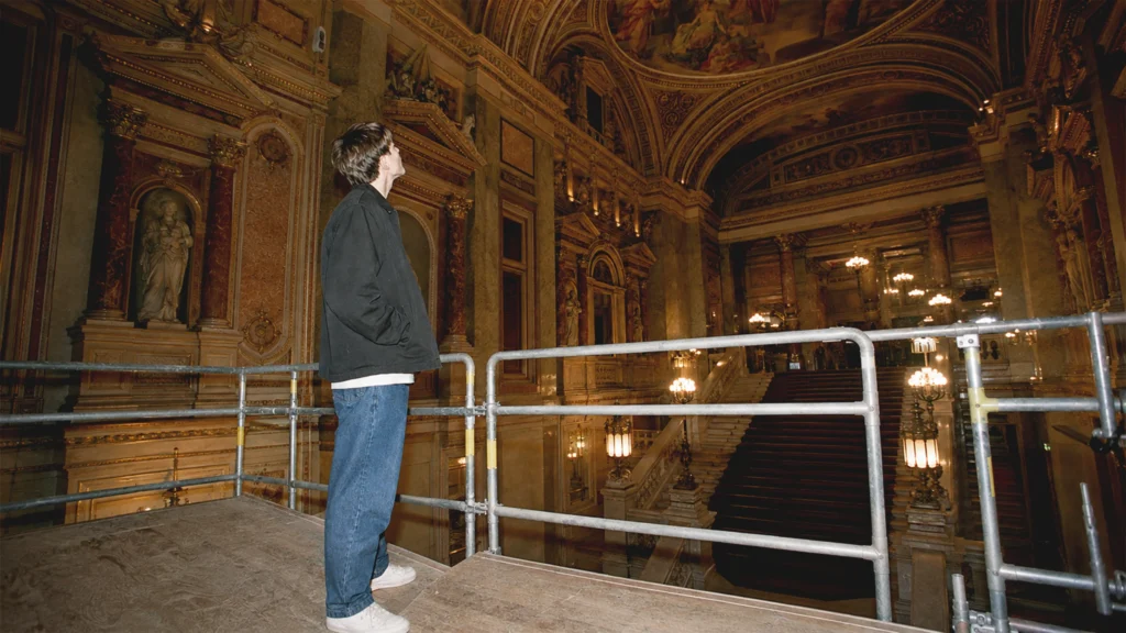 Besucherin auf einer Sonderführung zu den Klimt-Deckengemälden im Burgtheater.