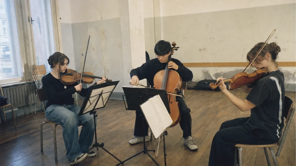 Junge Musikerin probt in einem zeitgenössischen Wiener Musikraum.