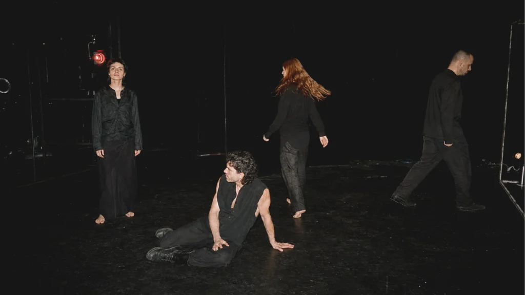 Performerin auf einer zeitgenössischen Bühne in Wien.