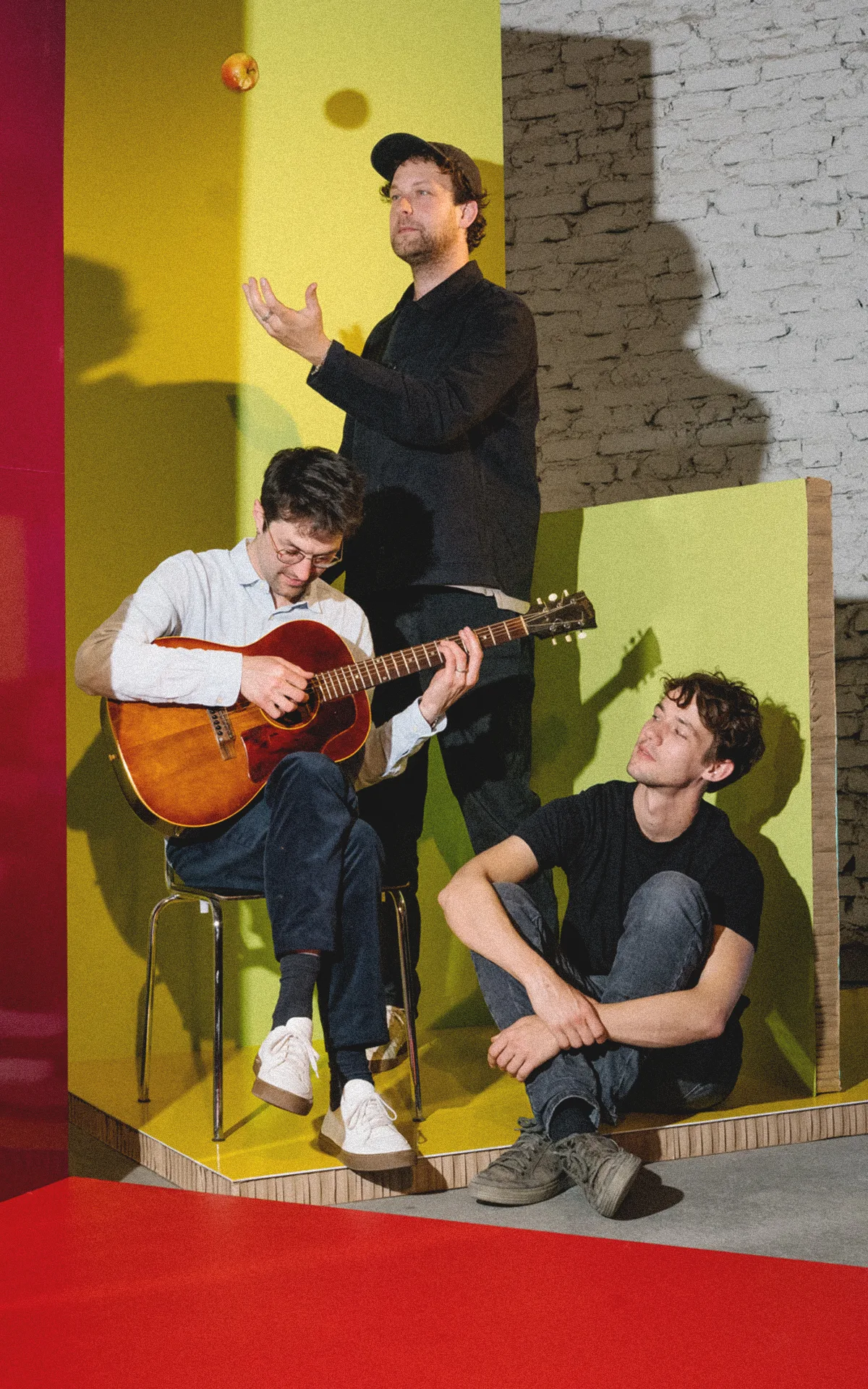 Henning May probt mit Christopher Annen und Severin Kantereit in einem zeitgenössischen Wiener Musikraum.