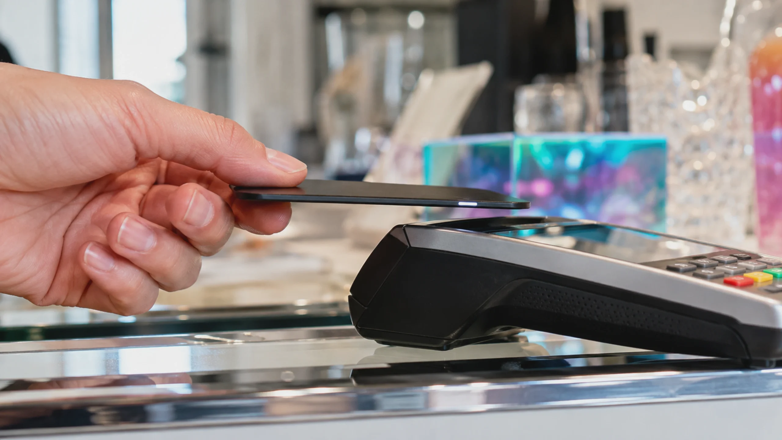 La carte bancaire avec LED s'illumine brièvement à proximité d'un terminal de paiement sans contact à Vienne.
