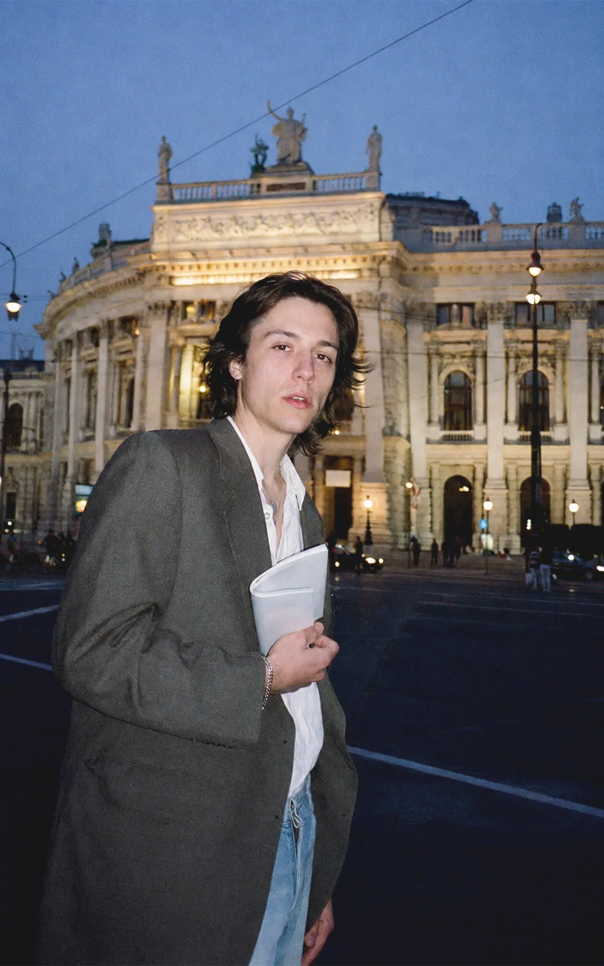 Junge Besucherin vor dem Burgtheater in Wien im Jubiläumsjahr 2026.