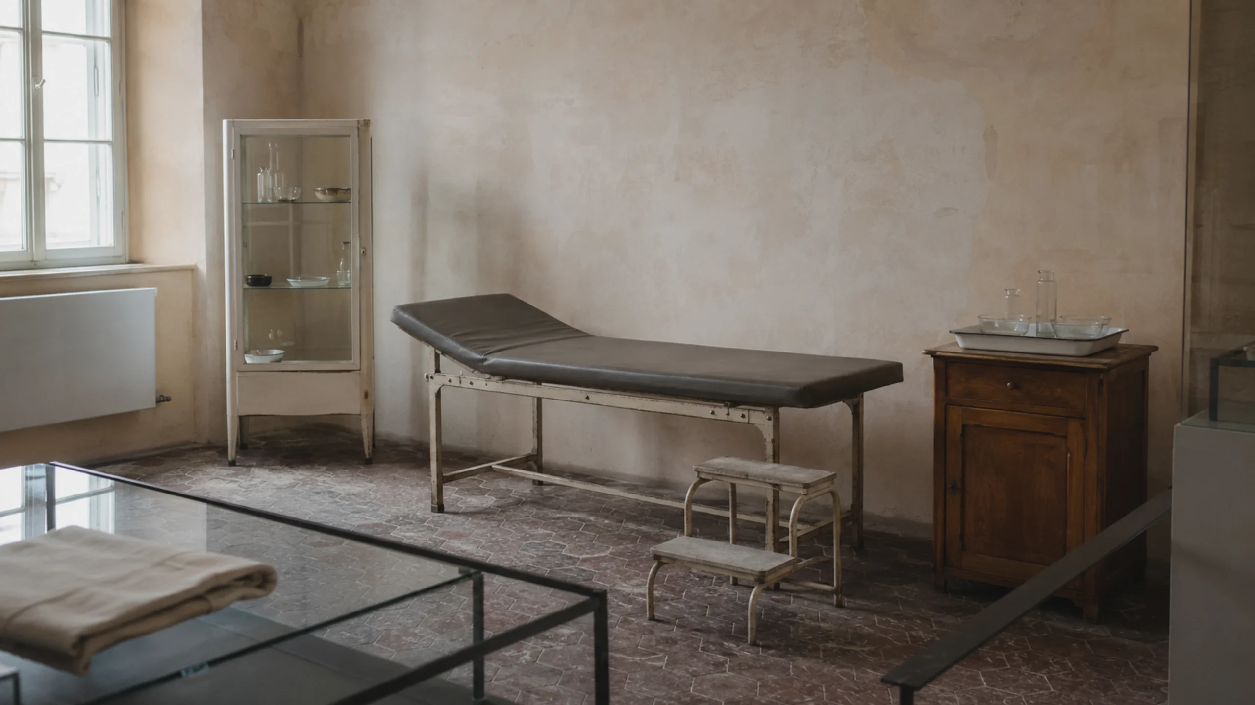 Salle médicale vide, représentant de manière factuelle les expériences pseudo-médicales à Buchenwald.