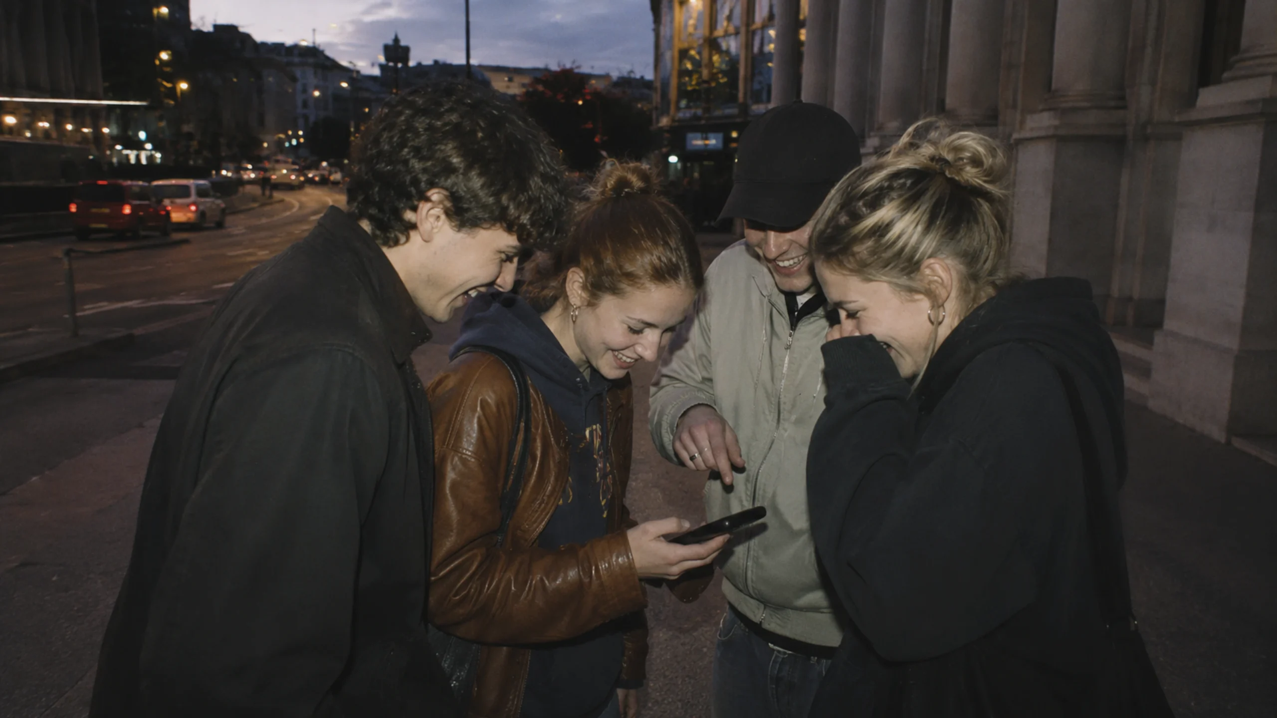 Junge Menschen in Wien teilen Memes und Jugendsprache