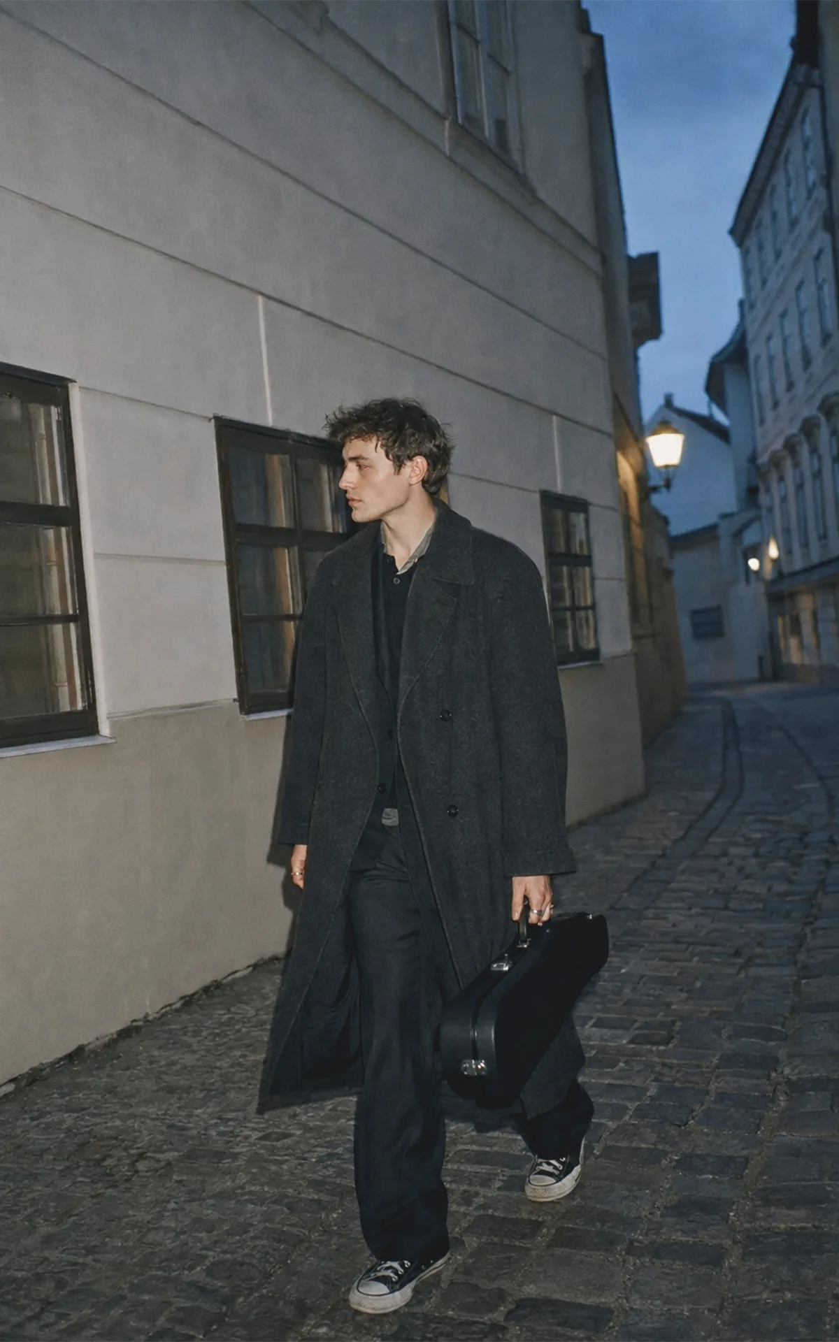 Junger Musiker mit Geigenkasten in der Wiener Domgasse nahe dem Mozarthaus.