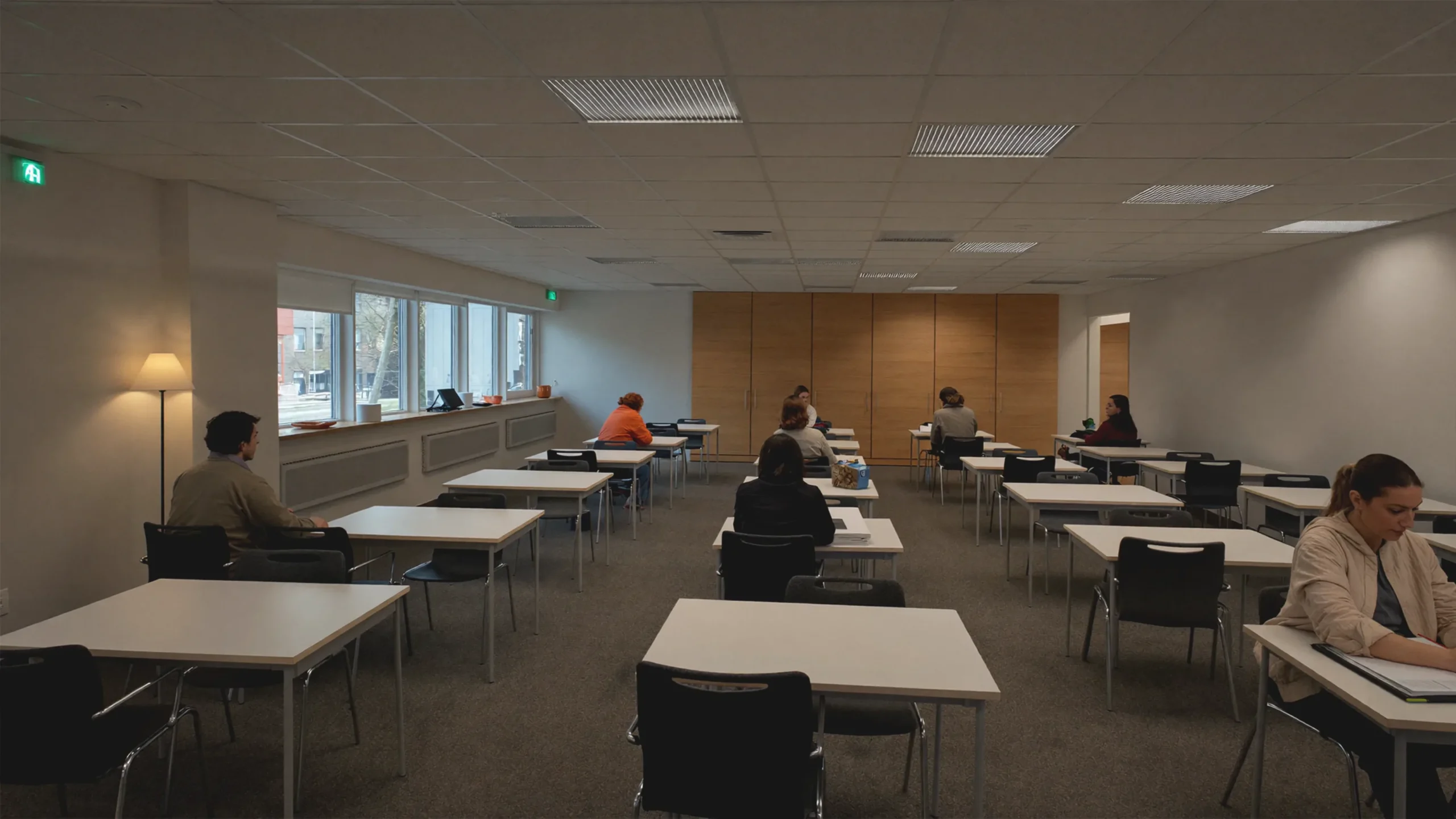 Ein flexibel gestalteter Bildungsraum bietet unterschiedliche Sitzplätze und ruhige Arbeitsbereiche.