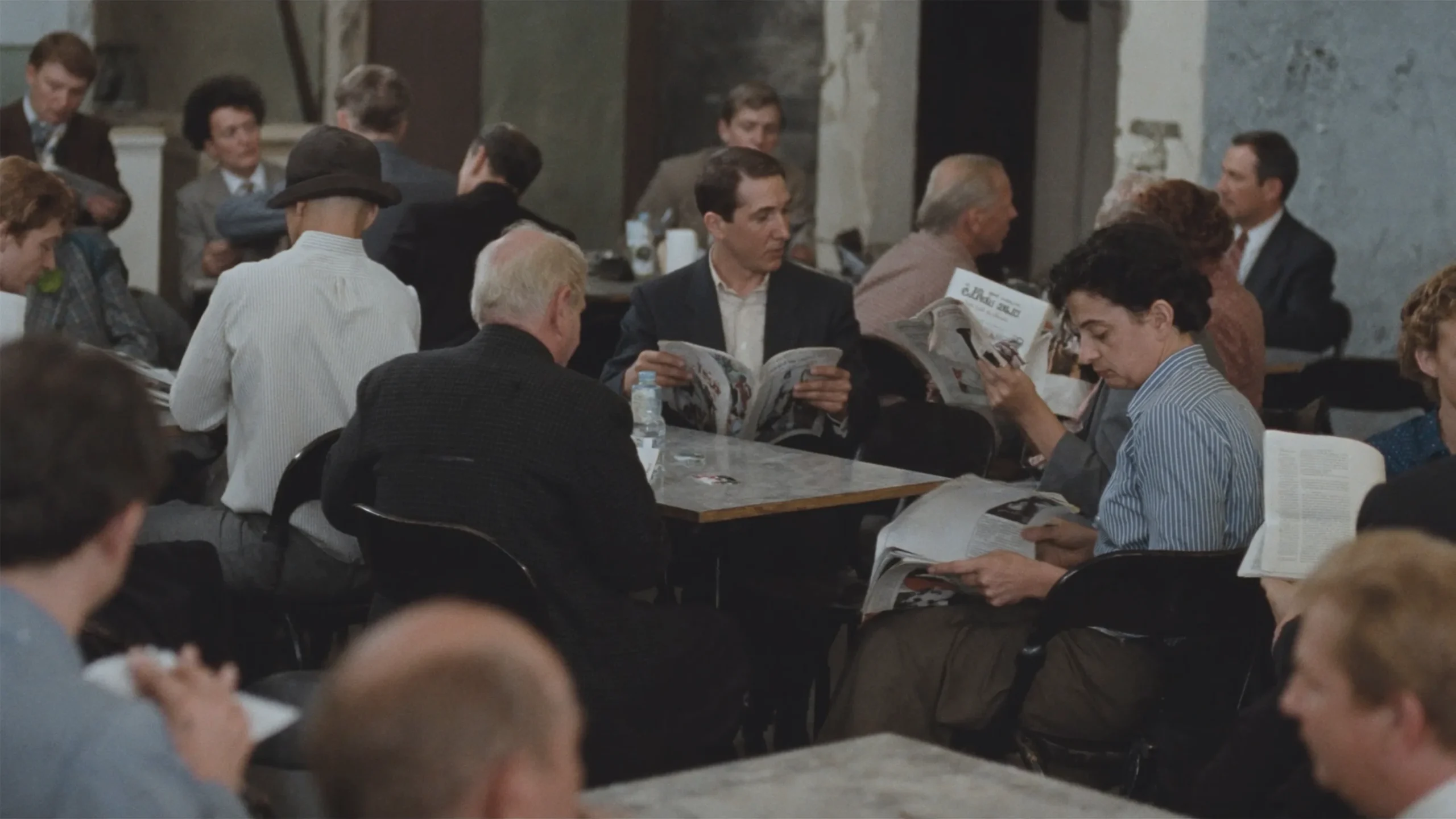 Queere Menschen lesen Magazine in einem Berliner Café um 1930