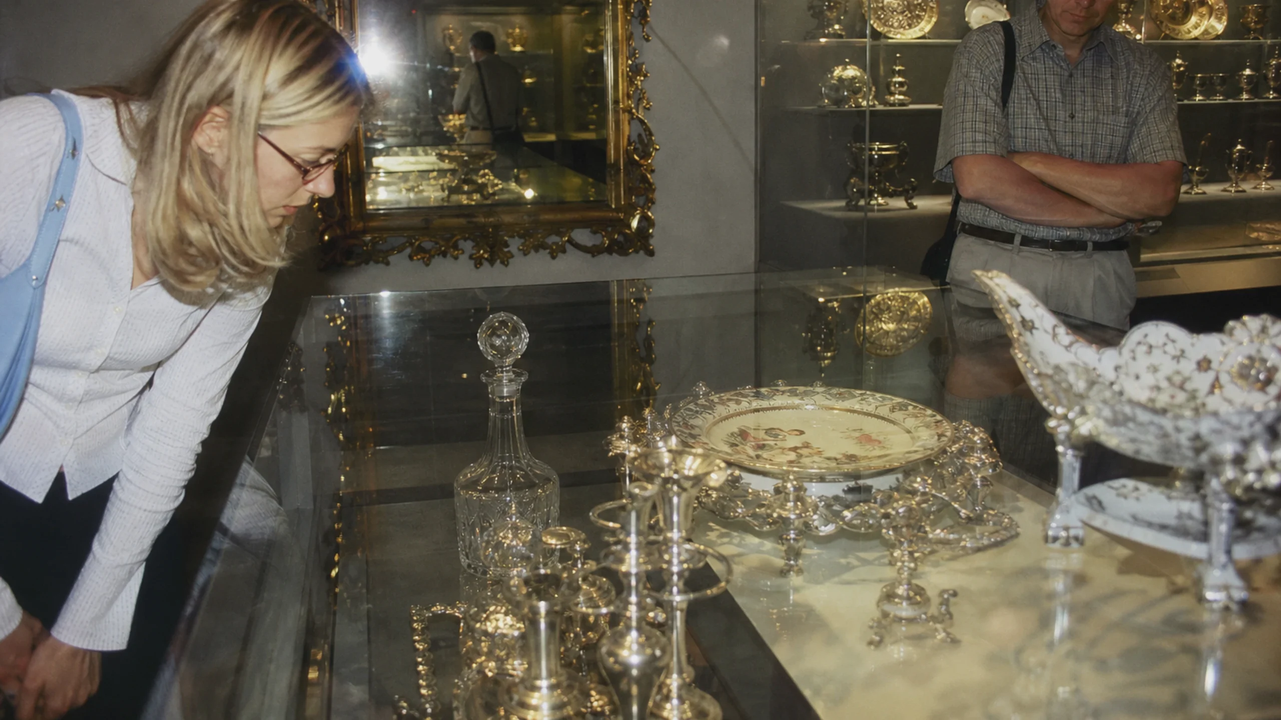 Besucherinnen betrachten Silber, Porzellan und Kristall in der Silberkammer der Wiener Hofburg.