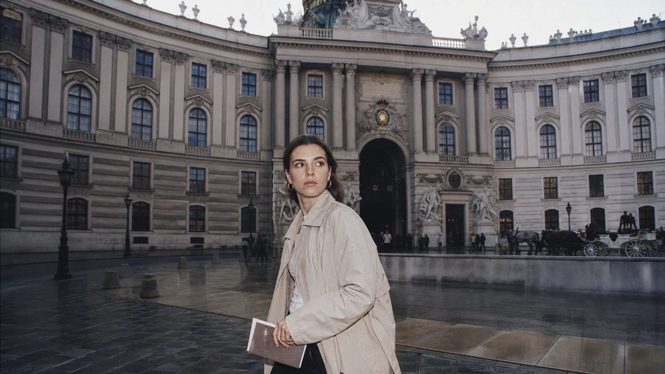 Besucherin vor der Hofburg zum geplanten neuen Rundgang im Sisi Museum Wien.