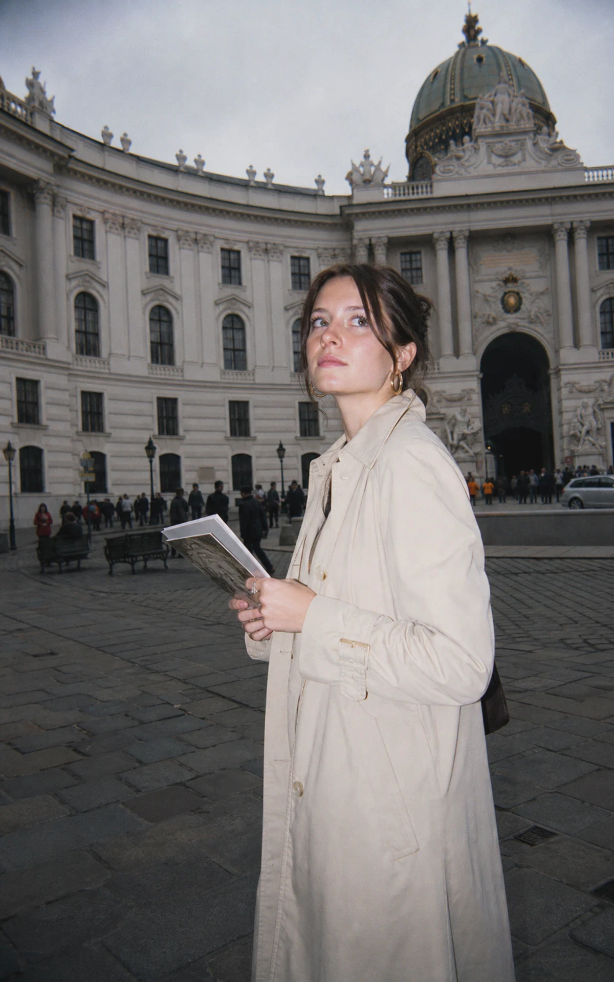 Besucherin vor der Hofburg zum geplanten neuen Rundgang im Sisi Museum Wien.
