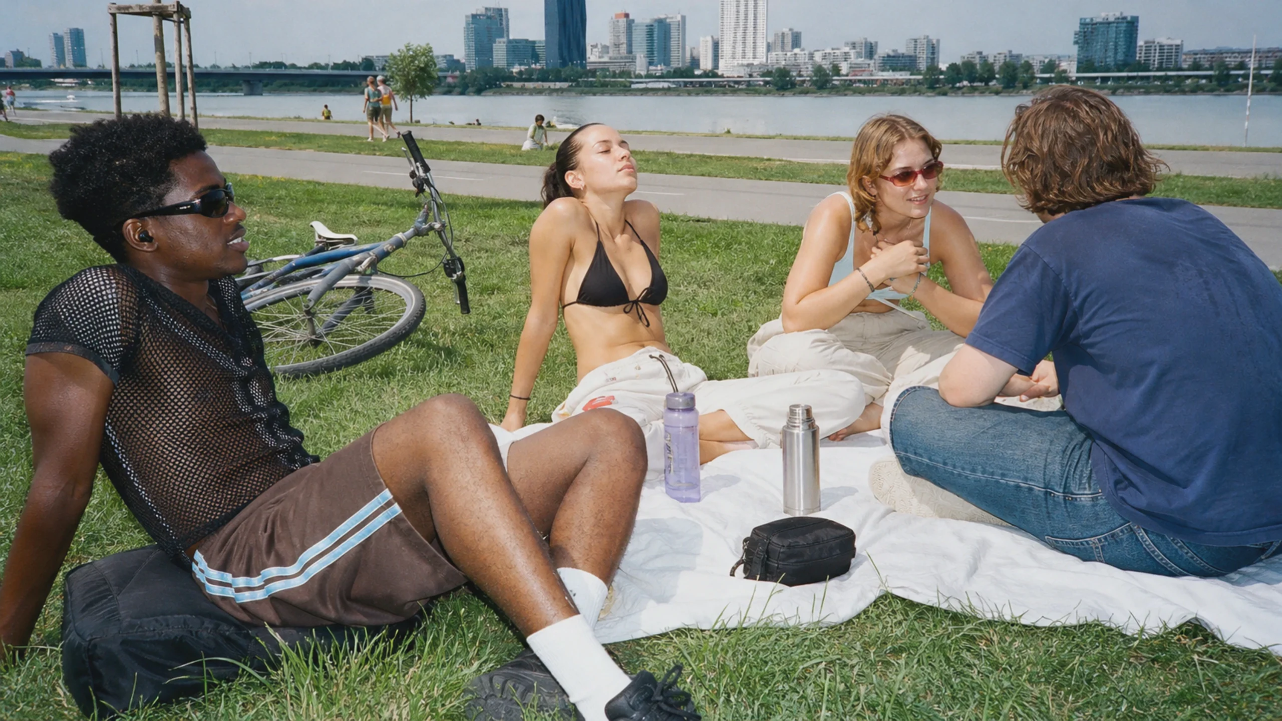 Urbane Kultur Wien: Junge Menschen verbringen einen Sommertag auf der Donauinsel.
