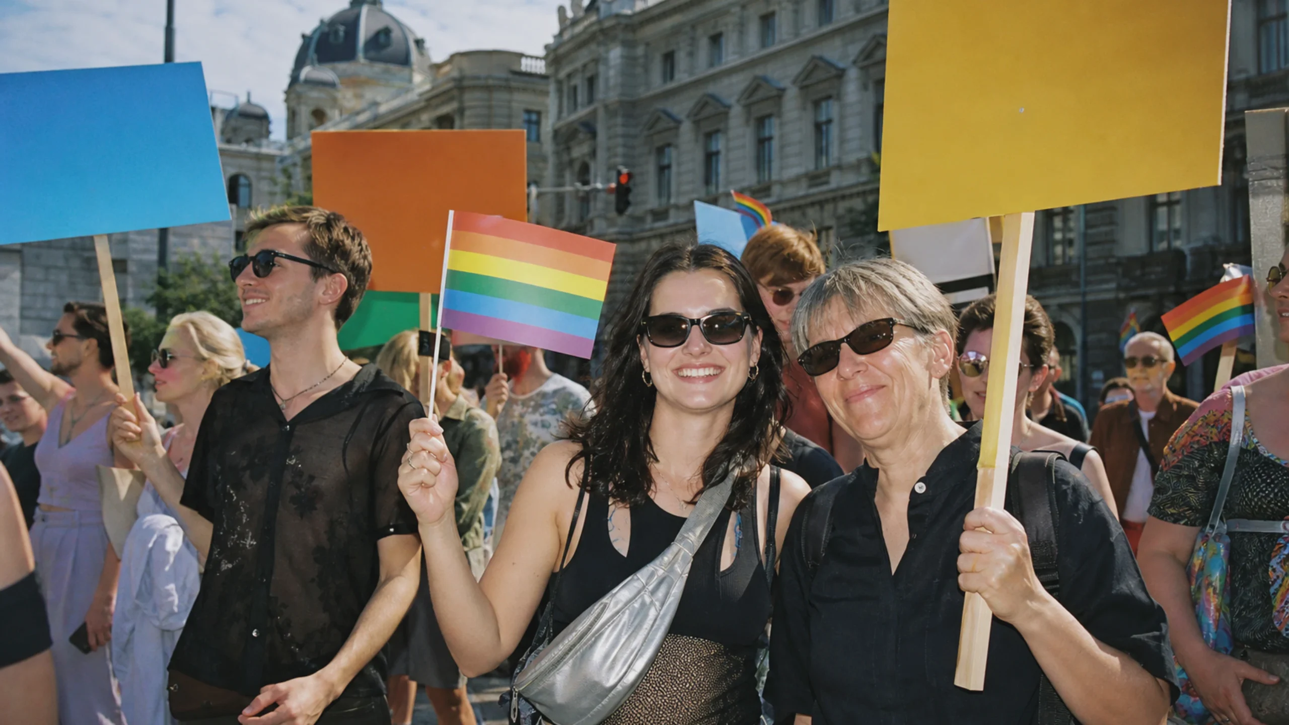 Queere Menschen demonstrieren bei der Wiener Regenbogenparade für gleiche Rechte.