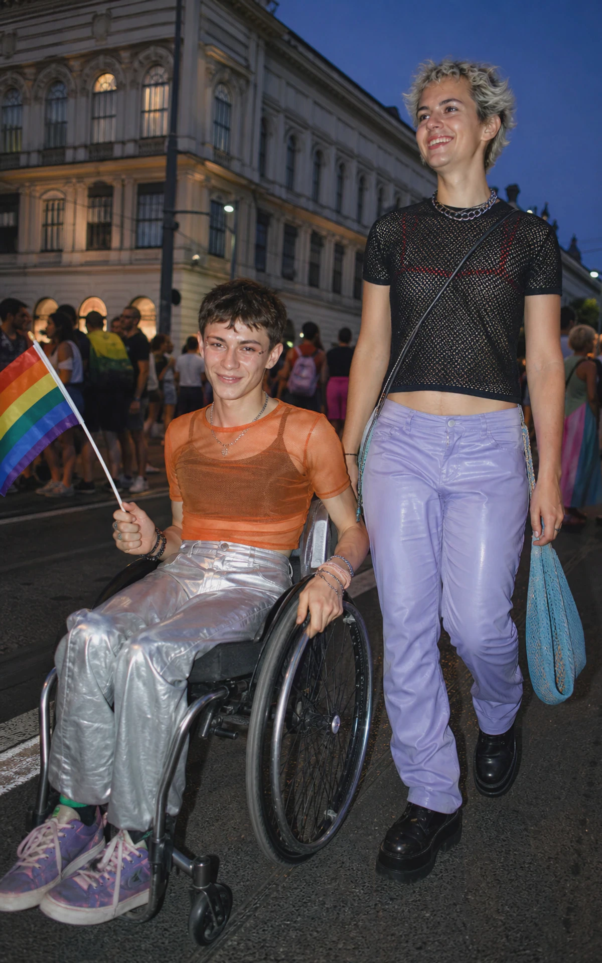 Zwei junge queere Menschen, eine Person im Rollstuhl, nach der Wiener Regenbogenparade.