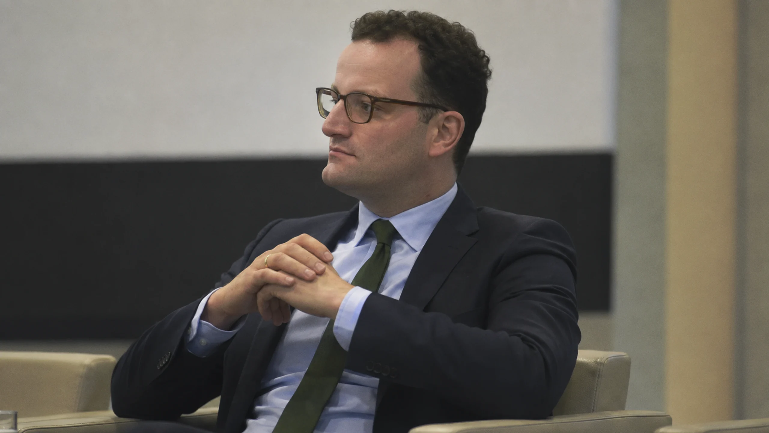 Jens Spahn lors d'une conférence publique, fournissant un contexte neutre aux questions juridiques liées à l'affirmation controversée.