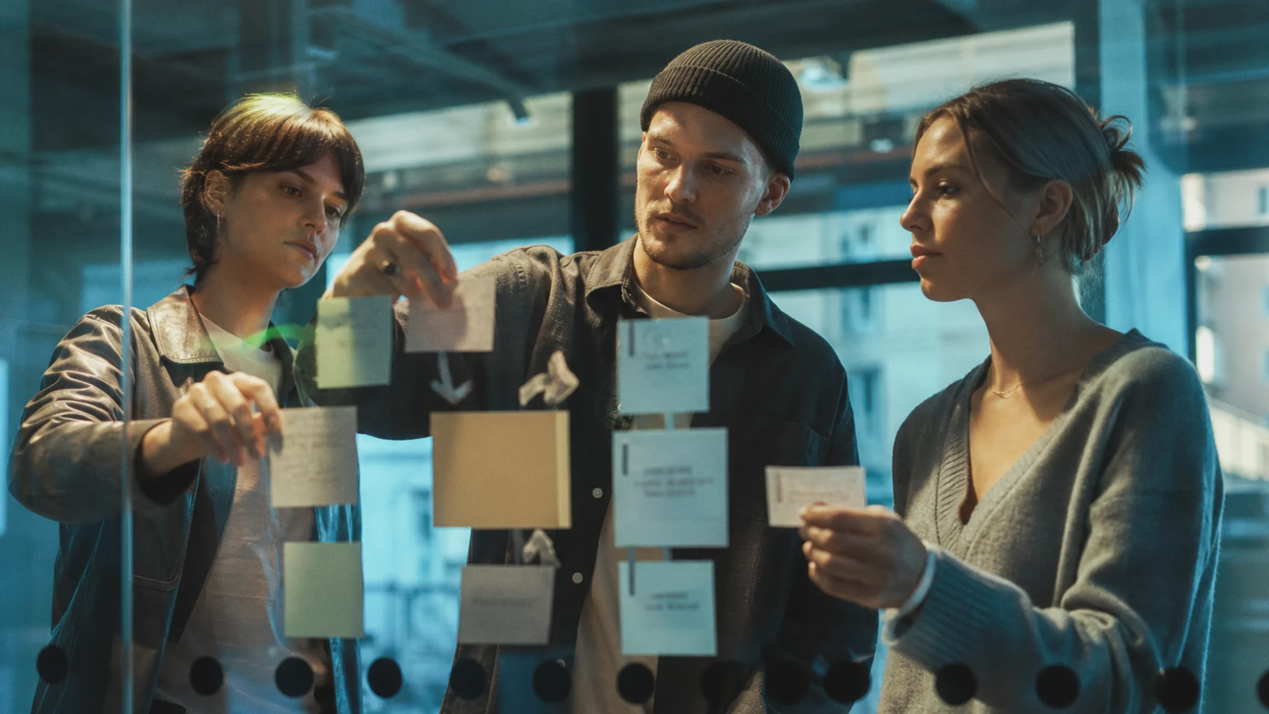 Des jeunes adultes révisent la structure d'un projet commun
