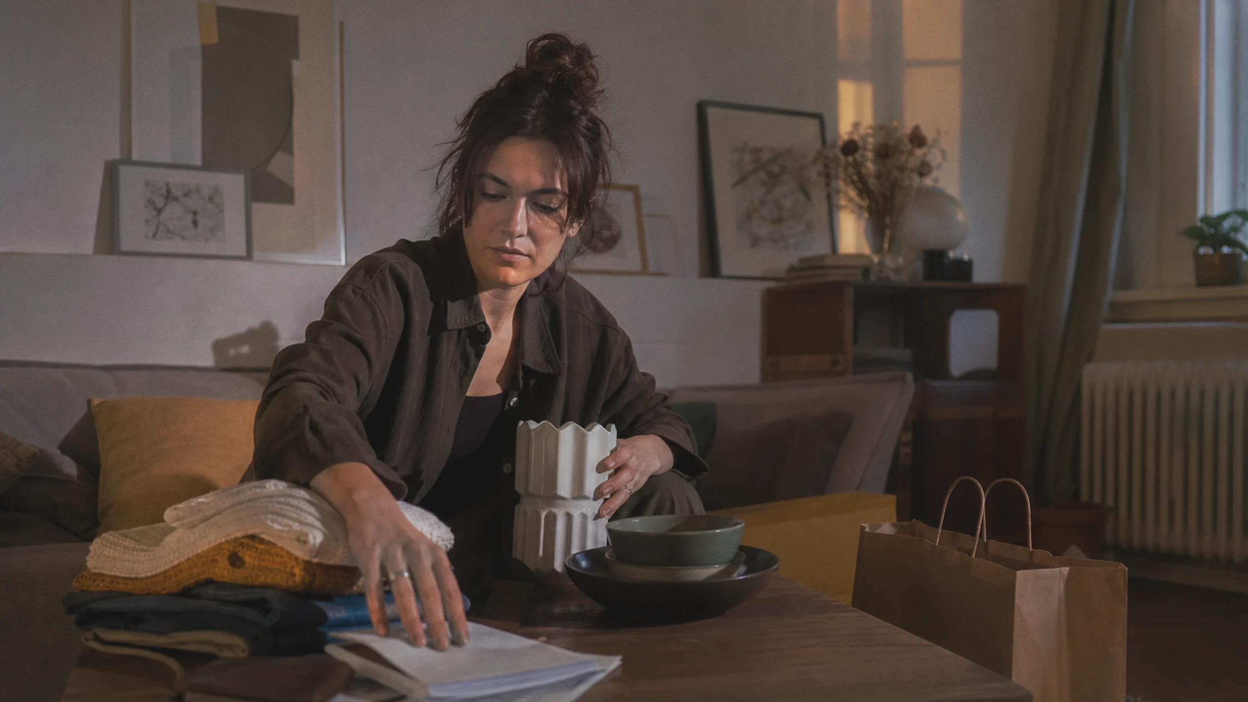 Une jeune personne distingue entre les dépenses nécessaires et un achat impulsif