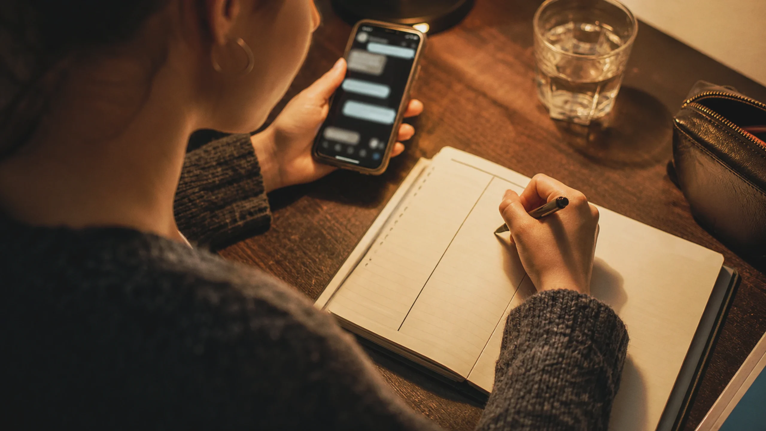 Jeune personne comparant d'anciens messages avec des informations confirmées