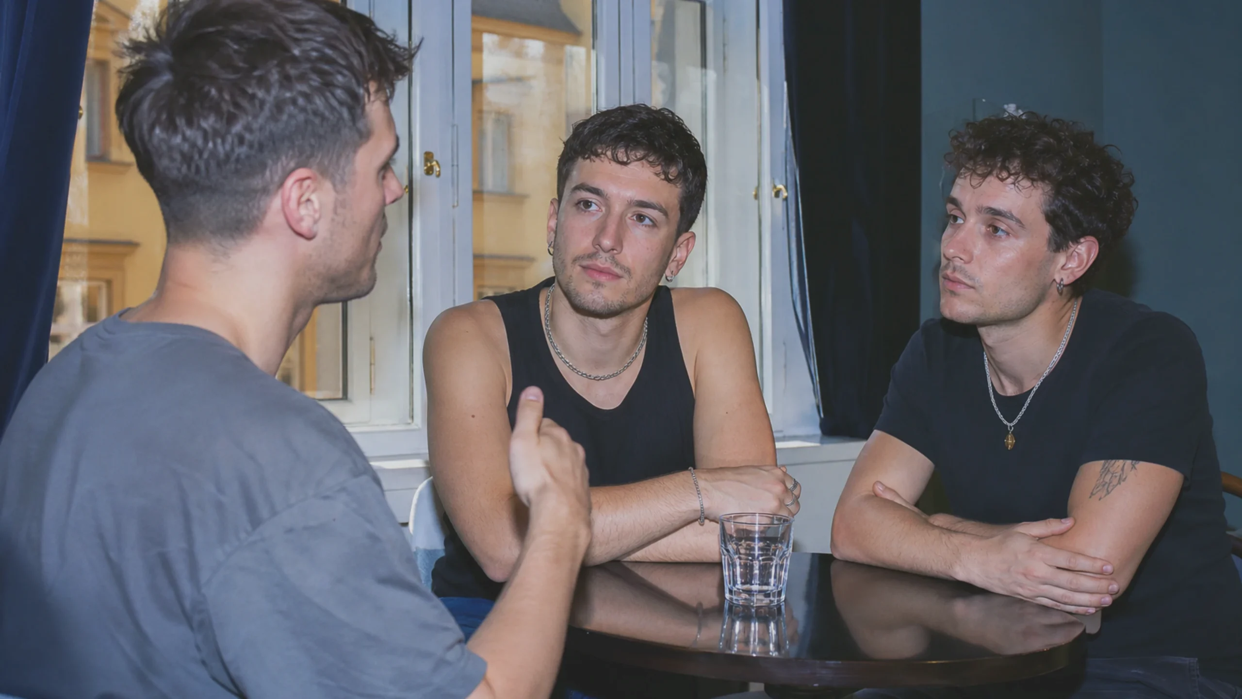 Trois hommes ont une conversation sérieuse sur les risques, l'autonomie et le soutien