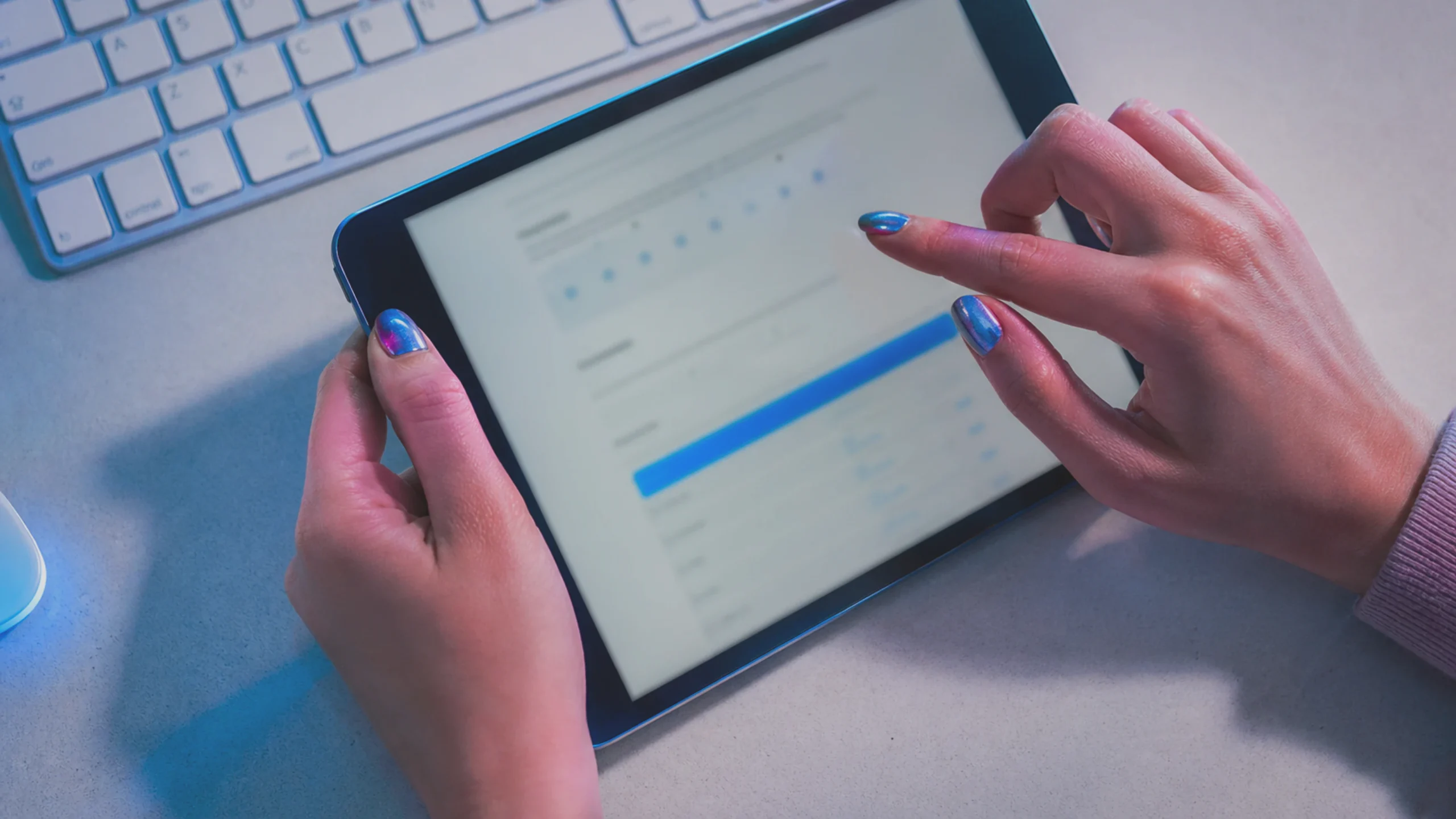 Mains d'une personne répondant à une enquête en ligne sur les attitudes envers les personnes handicapées.