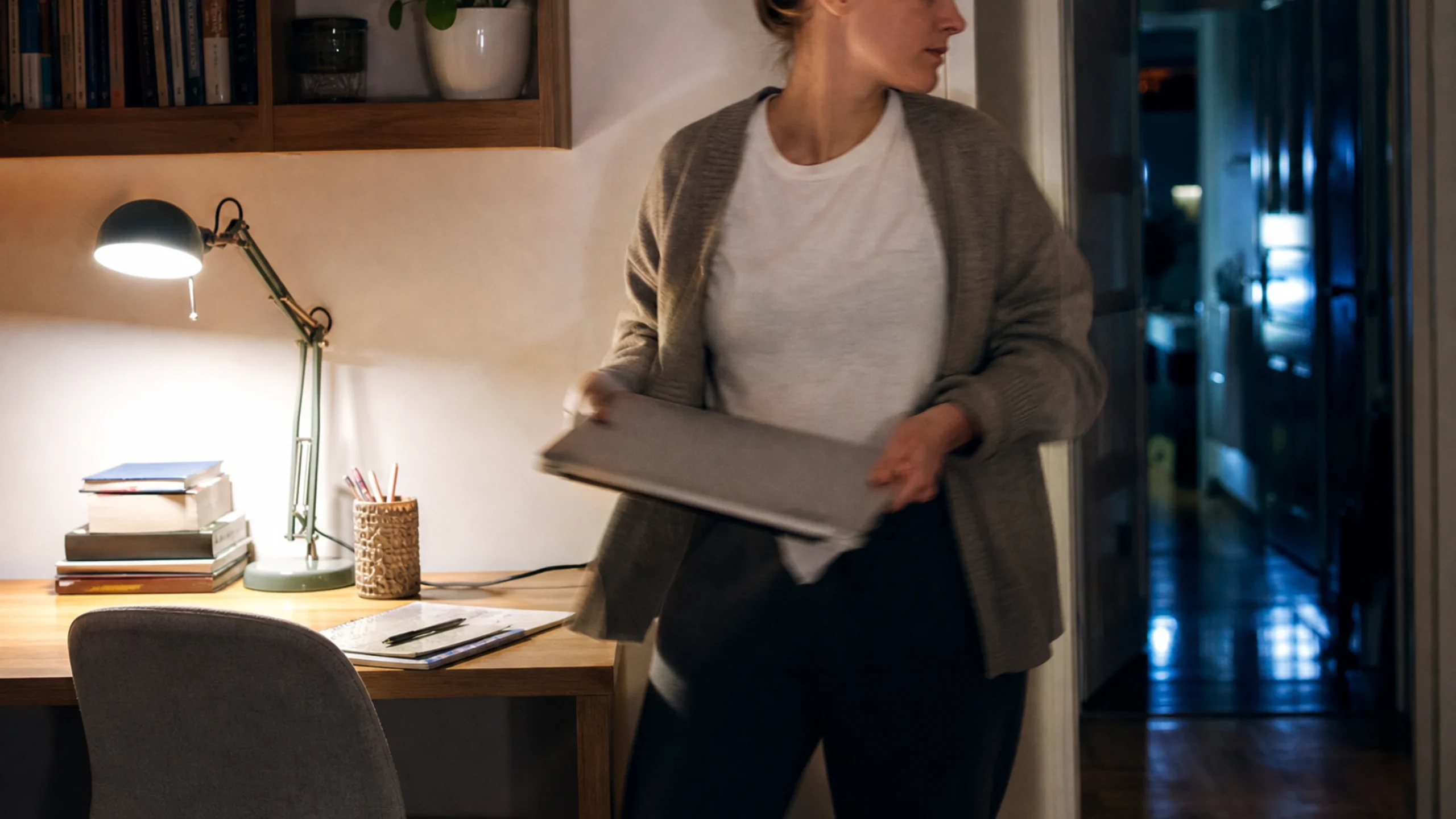 Un jeune parent ferme son ordinateur et s'éloigne consciemment du flux d'informations.