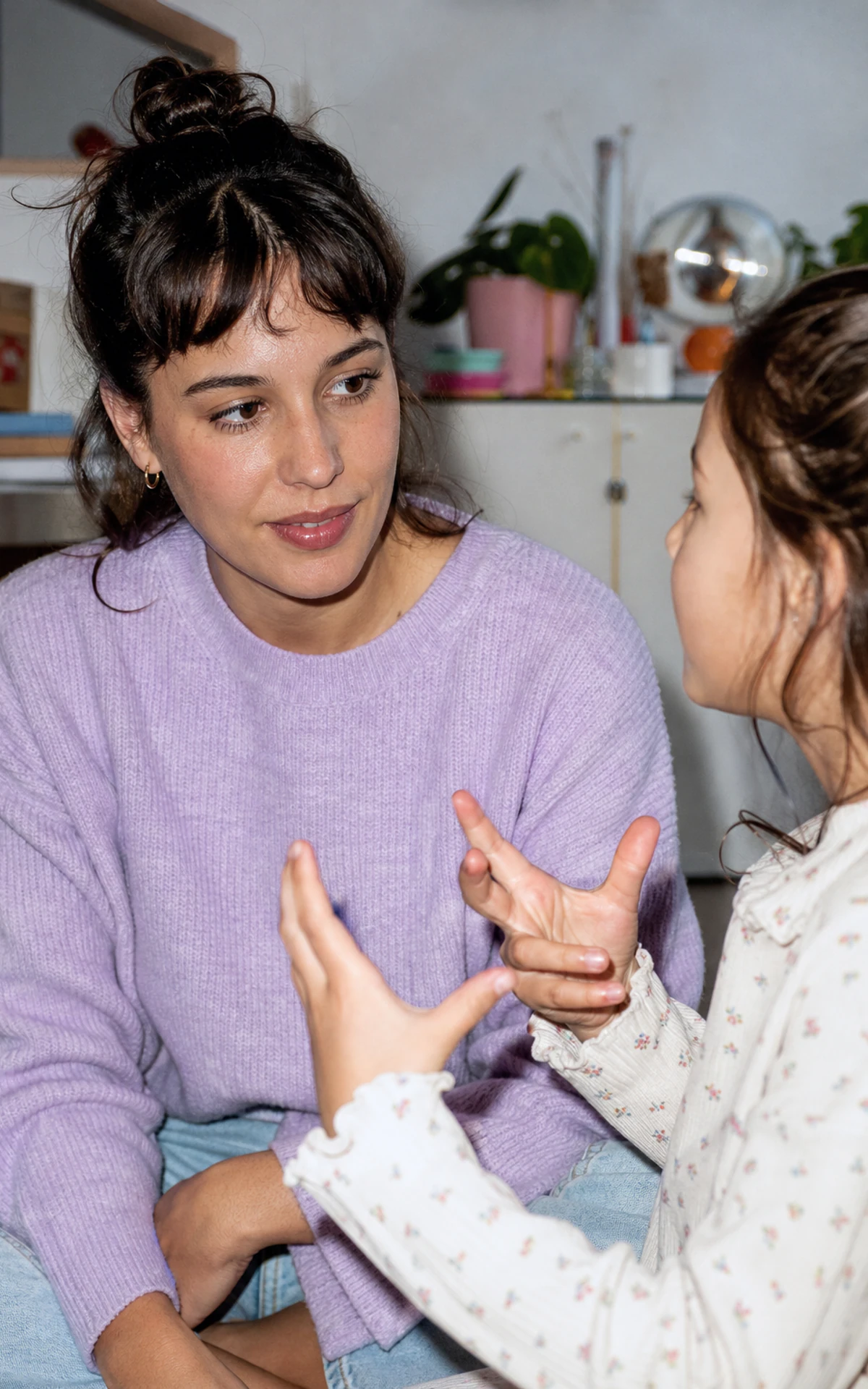 Ein Elternteil der Generation Z hört einem Kind aufmerksam zu.