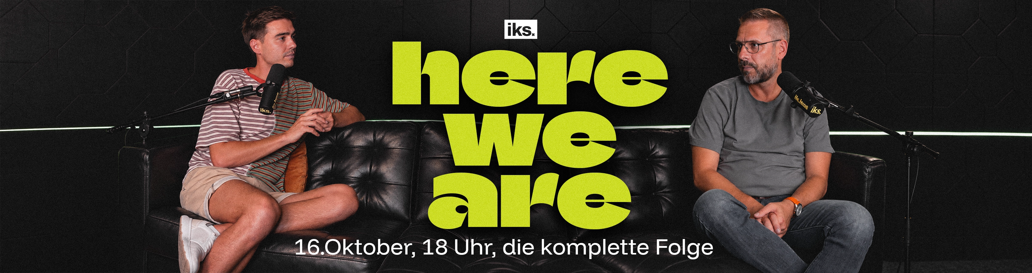 Banner des iks.haus Podcasts here we are: zwei Männer im Gespräch auf einem schwarzen Ledersofa, dazu der Text 16. Oktober, 18 Uhr, die komplette Folge