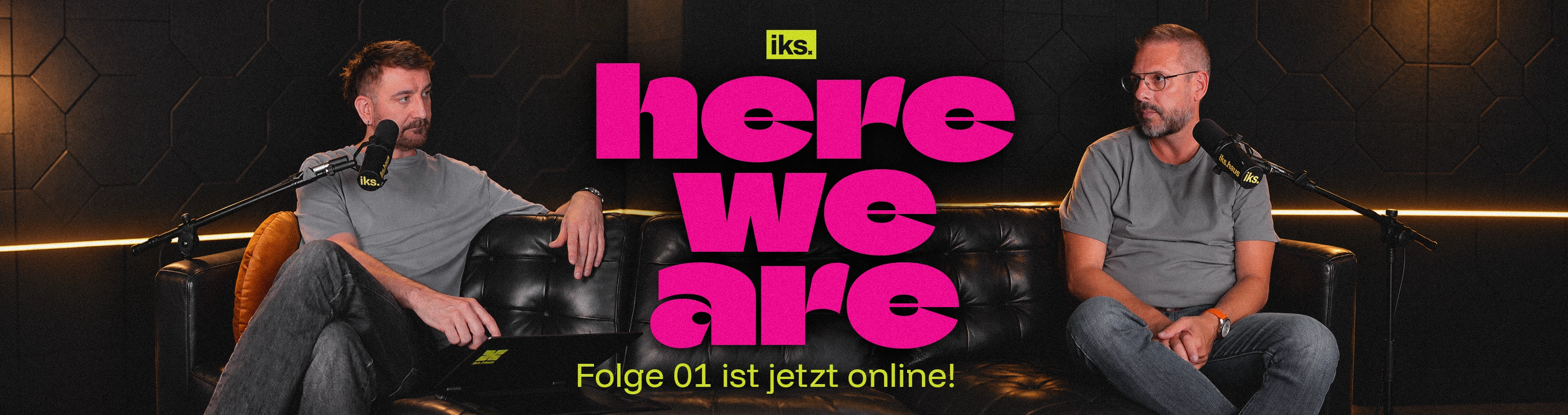 Banner des iks.haus Podcasts here we are: zwei Männer im Gespräch auf einem schwarzen Ledersofa, dazu der Text Folge 01 ist jetzt online