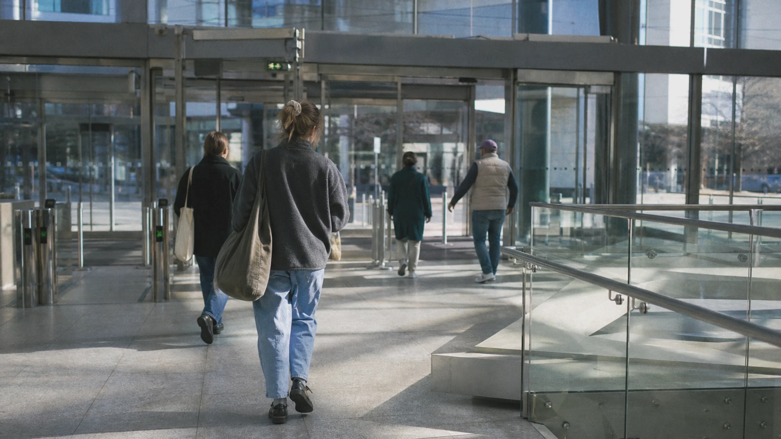 Adultes dans un bâtiment public accessible aux personnes handicapées