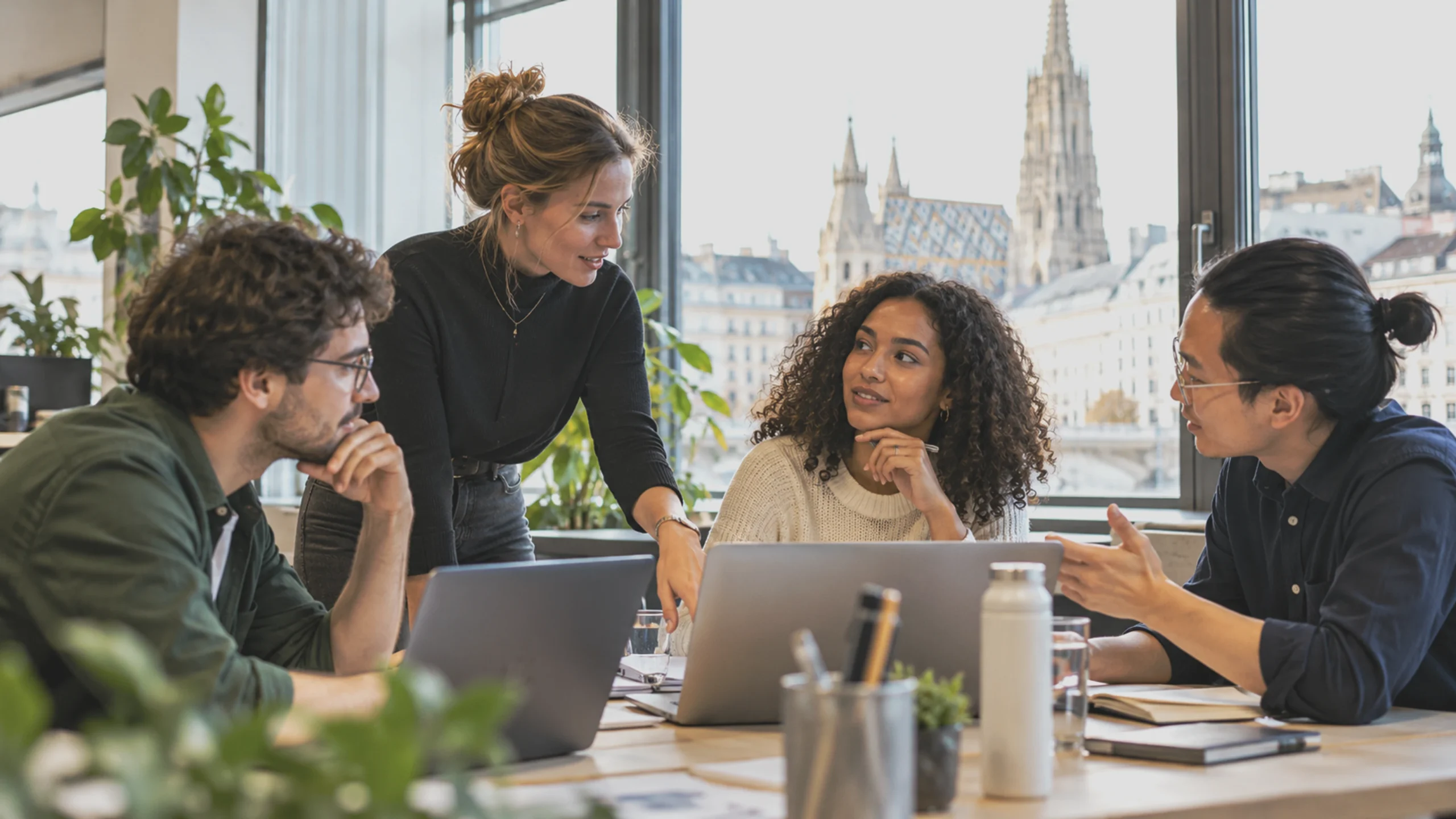 Des jeunes arrivent le soir à une formation professionnelle continue