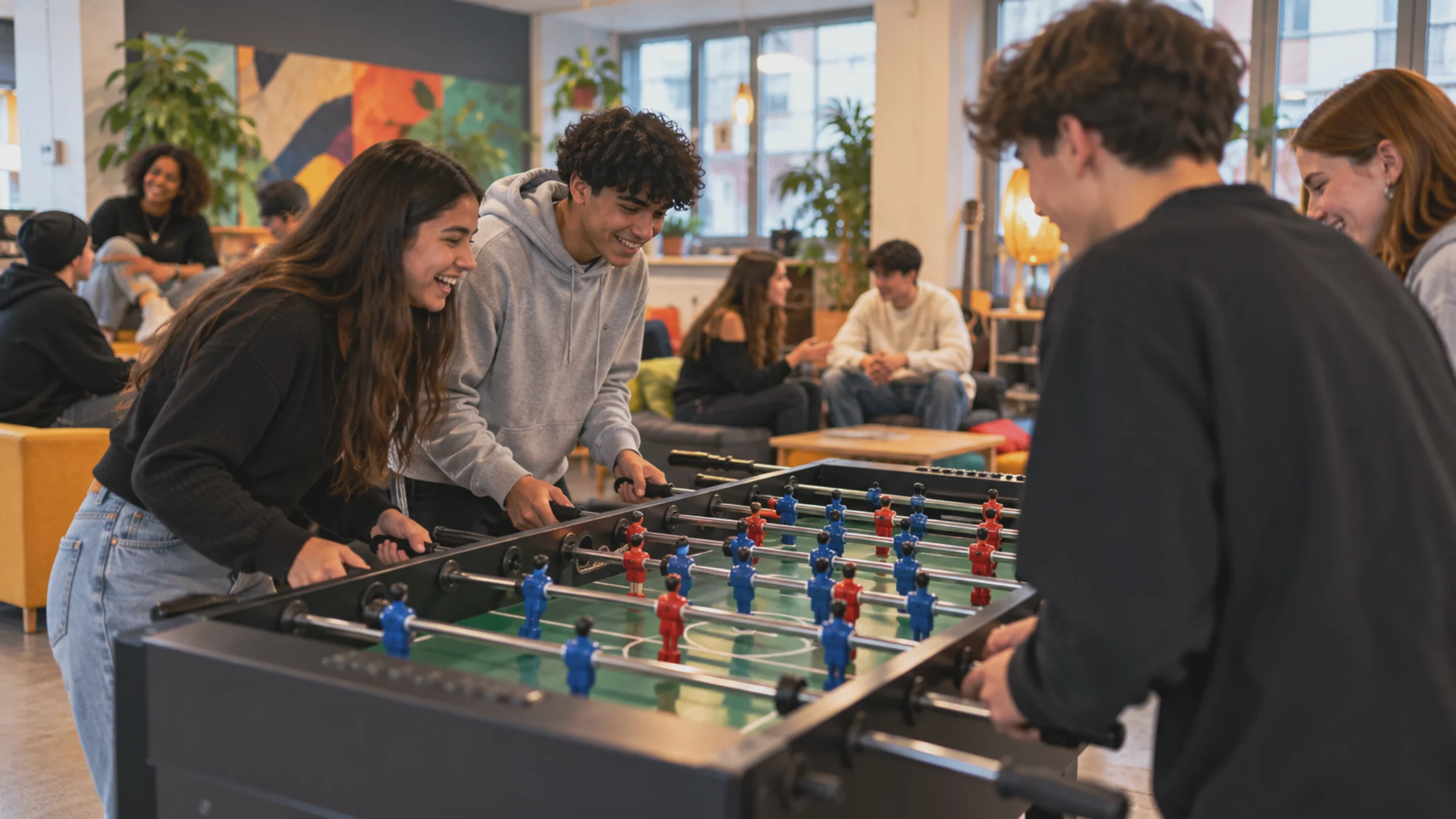 Un groupe de jeunes adultes participe ensemble à une activité sportive dans une salle de loisirs.