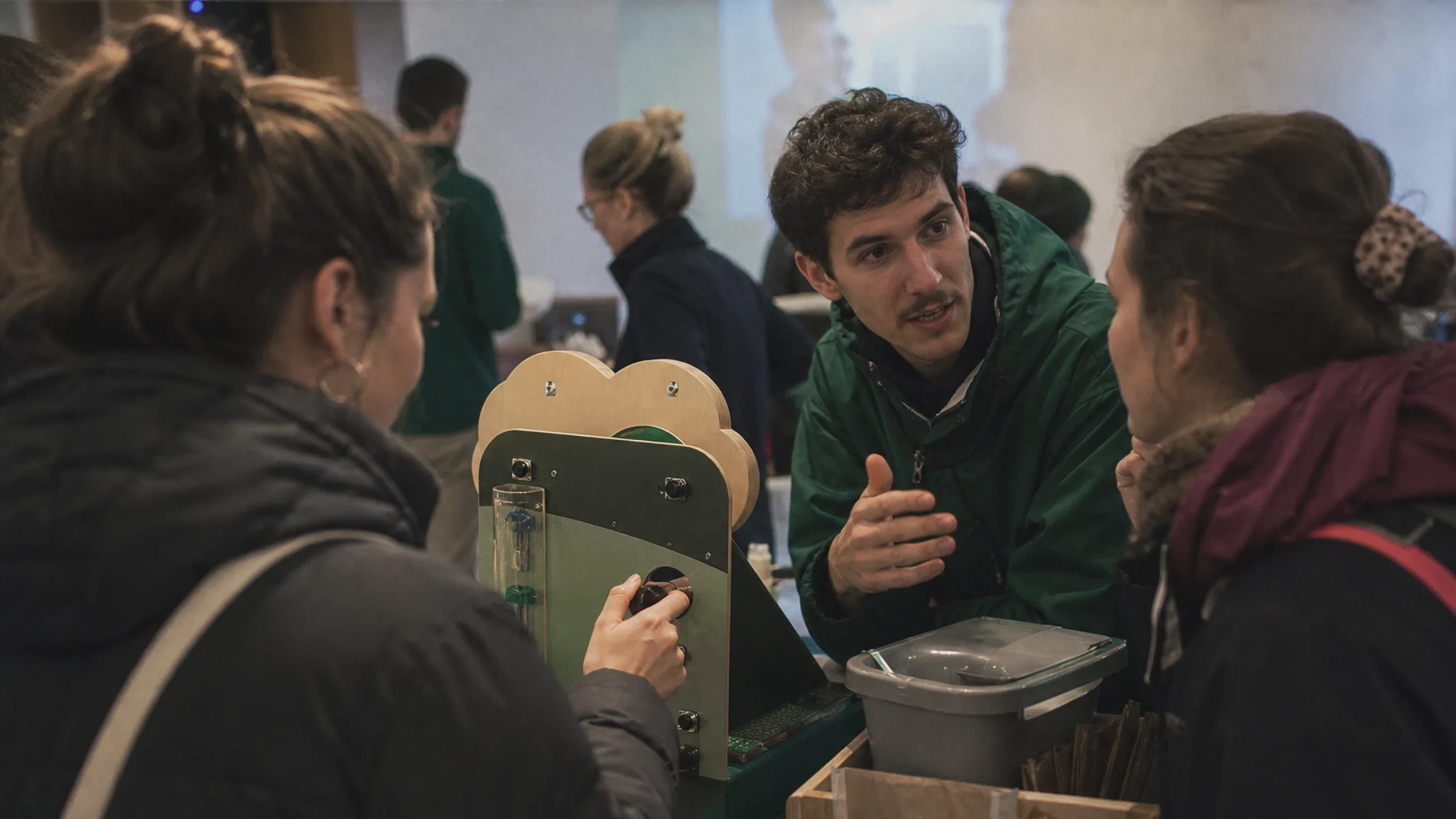 De jeunes adultes testent une station environnementale sur l'économie circulaire lors du Mistfest
