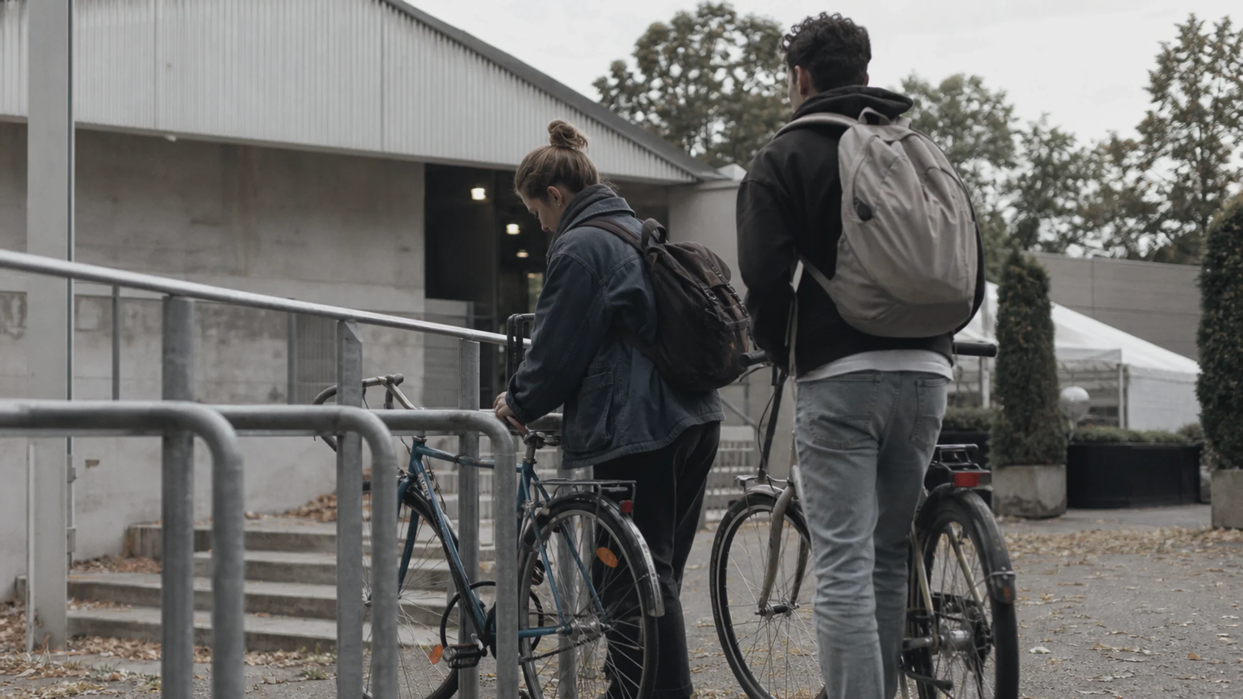 De jeunes adultes garent leurs vélos avant de visiter le Mistfest à Hernals