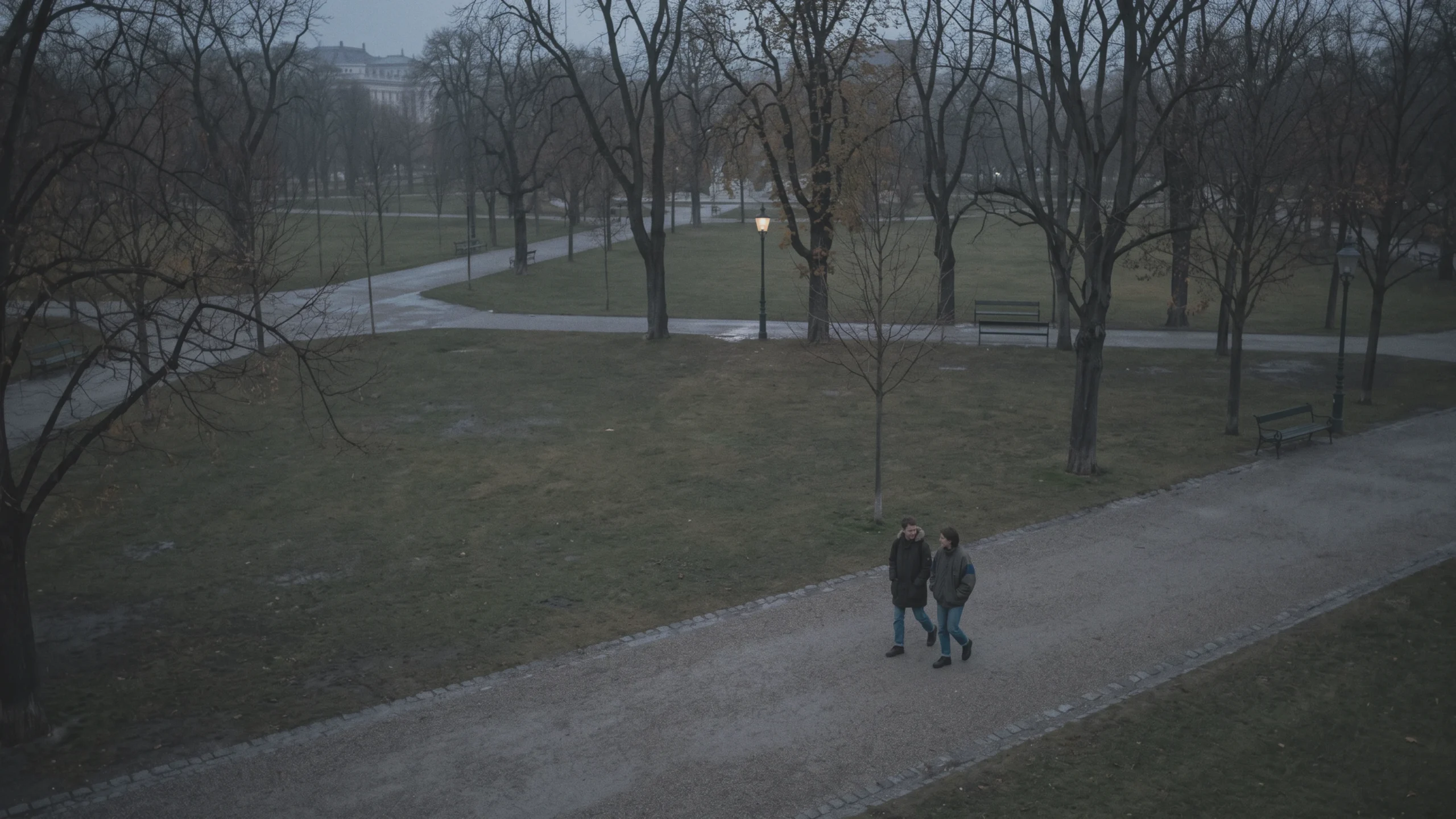 Deux partenaires marchent ensemble le long d'un chemin tranquille au crépuscule.