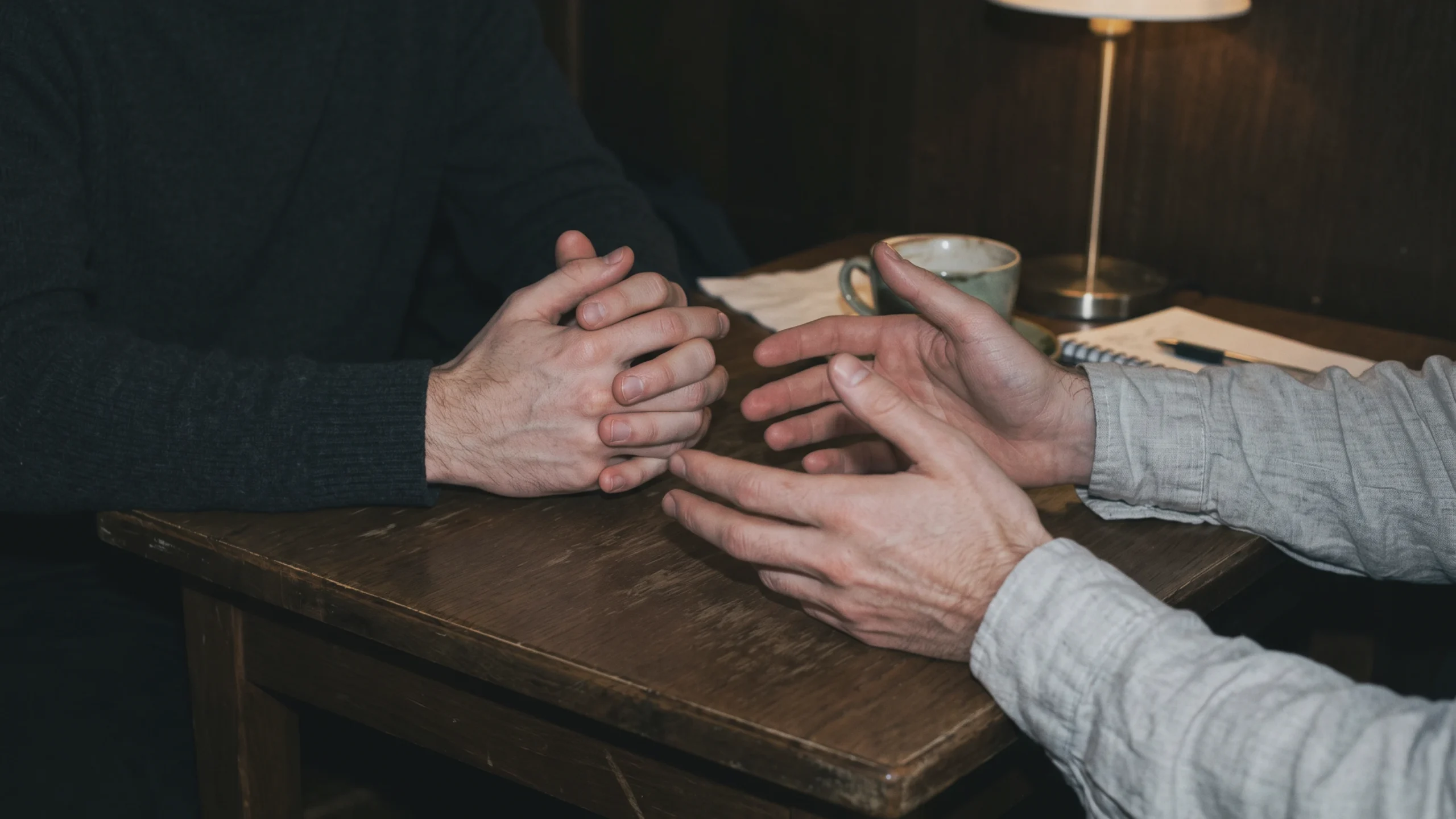 Seules les mains de deux personnes pendant une conversation tendue et non résolue.